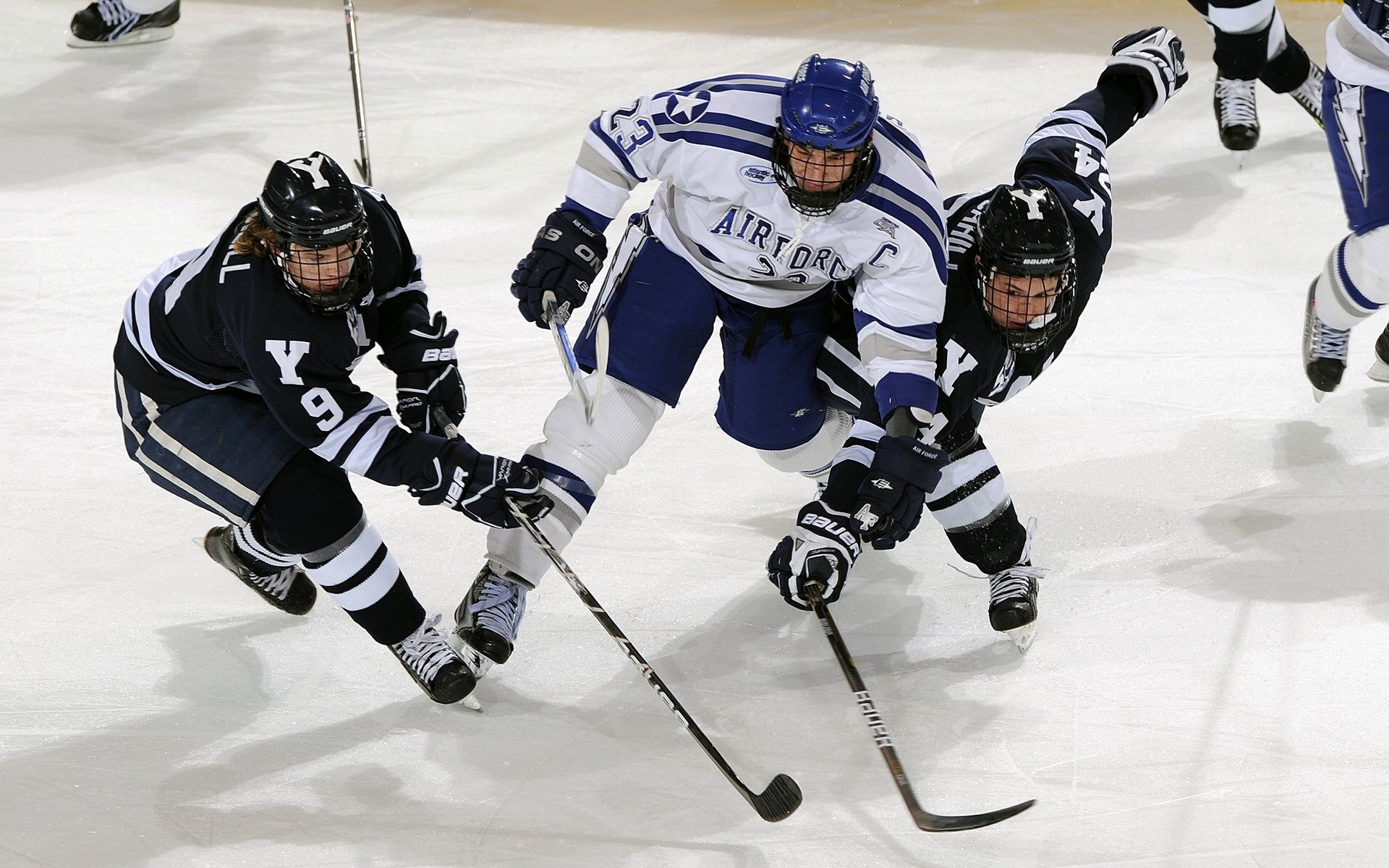电竞产业与汽车产业的合作：赛事赞助与定制车型，电竞 赛车